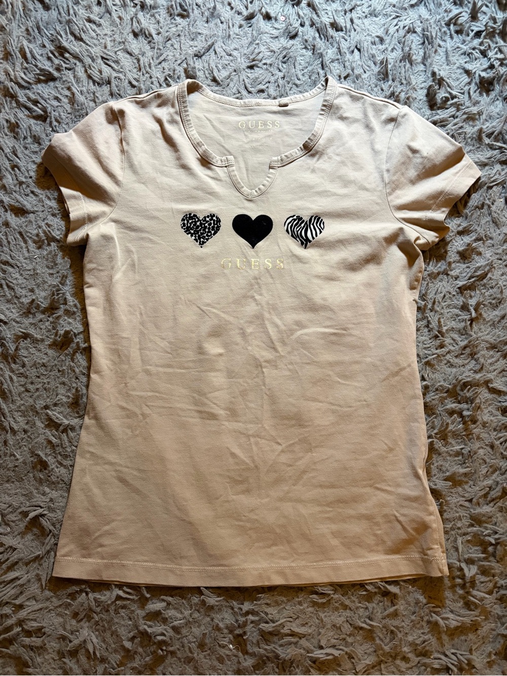 GUESS Los Angeles beige notched neck animal print heart t-shirt sz M